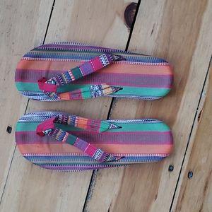 Womens Sanuk sandals size 9. Funky and colorful sandals!